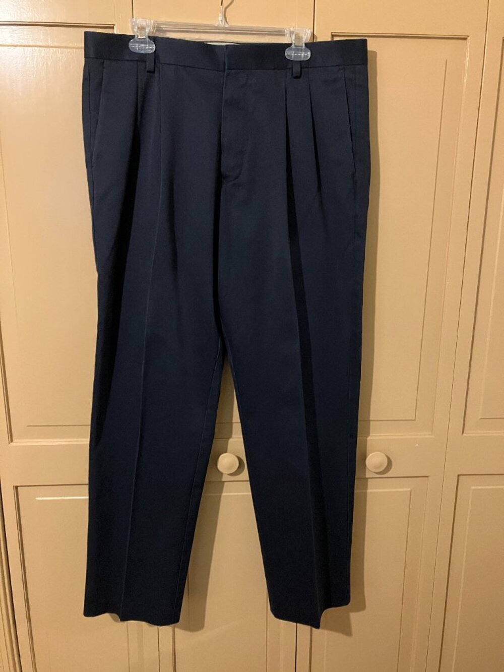 Mens Dockers Classic Fit, Pleated Front Chinos Navy Blue 100%Cotton Pants. 36x32